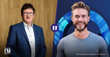 Zwei nebeneinander angeordnete Porträts, links ein Mann (Prof. Dr. Jörg Loth) im blauen Anzug vor Holzpaneel-Hintergrund, rechts ein lächelnder Mann im T-Shirt vor blauem grafischem Hintergrund mit Kreis und Anführungszeichen.