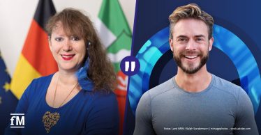 Zwei nebeneinander angeordnete Porträts, links eine Frau (Staatssekretärin Andrea Milz) vor Flaggenhintergrund (Deutschland und NRW), rechts ein lächelnder Mann im T-Shirt vor blauem grafischem Hintergrund mit Kreis und Anführungszeichen.