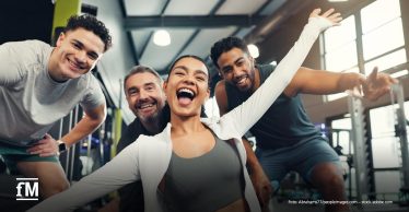 Vier Mitglieder beim gemeinsamen Training im Fitnessstudio.