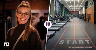 Porträt einer lächelnden Frau neben einer modernen Trainingsfläche mit Laufbändern.