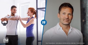 Ein geteiltes Bild: Links, eine Trainerin unterstützt einen jungen Mann beim Training mit einer Kettlebell. Rechts, ein Porträt von Christian Graupner vor neutralem Hintergrund – er trägt ein weißes Hemd und blickt freundlich in die Kamera.