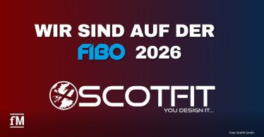 Großflächiger Farbverlauf von Rot links nach Dunkelblau rechts, mittig weißer Text „WIR SIND AUF DER“, darunter blaues „FIBO“ und weißes „2026“, darunter weißes SCOTFIT-Logo mit Schriftzug „SCOTFIT“.