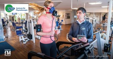 Frau mit Atemmaske läuft auf einem Laufband und trägt Sensoren am Arm und Oberkörper. Rechts daneben Mann im dunklen Oberteil mit ZFP-Logo und Tablet in der Hand. Im Hintergrund Trainingsgeräte und Spiegel.