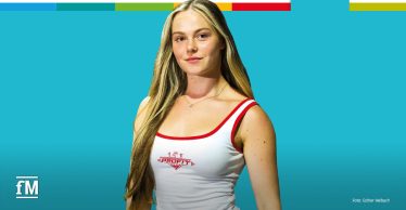 Junge Frau mit blonden Haaren in Sportkleidung.