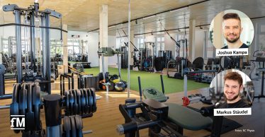 Modern ausgestatteter Trainingsbereich mit Kraft- und Functional-Training-Geräten; eingeblendete Porträts der Trainer Joshua Kampa und Markus Stäudel.