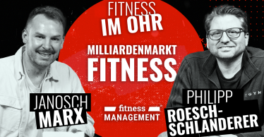 Roter Kreis mit Text „Fitness im Ohr Milliardenmarkt Fitness“, darunter Logo „fitness MANAGEMENT“, Namen „Janosch Marx“ links und „Philipp Roesch-Schlanderer“ rechts, zu den Namen sind die Fotos der Männer abgebildet.