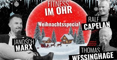 Schwarz-rotes Podcast-Thumbnail mit drei Männern an Mikrofonen vor einem weihnachtlichen Hintergrund mit roter Schneekugel, Tannenbäumen und Häusern. Darüber der Name des Podcasts 'Fitness im Ohr' und ein Hinweis zum Thema: 'Weihnachtsspecial'.