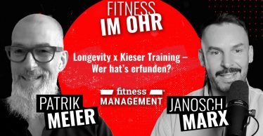 Podcast-Grafik mit Janosch Marx und Patrik Meier an Mikrofonen vor einem schwarzen Hintergrund. In der Mitte ein roter Kreis mit dem Titel der Podcastfolge und 'Fitness im Ohr' in weißer Schrift.