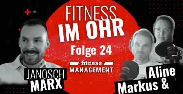 Podcast-Grafik mit Porträtfotos von Janosch Marx, Aline Pamsl und Markus Wanjek an Mikrofonen vor einem schwarzen Hintergrund. In der Mitte ein roter Kreis mit dem Titel der Podcastfolge und 'Fitness im Ohr' in weißer Schrift.