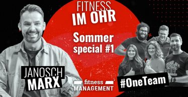 Janosch Marx und fünf Teammitglieder vor roter Grafik zum Sommerspecial von „Fitness im Ohr“.