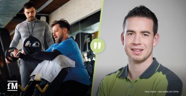 Personal Trainer betreut einen Mann beim Krafttraining im Fitnessstudio; rechts Porträt von Christoph Trampert