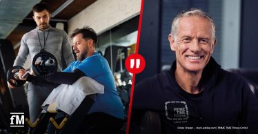 rainer unterstützt einen Trainierenden beim Hanteltraining; rechts Porträt von Henrik Gockel