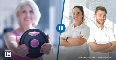 Splitscreen: links ältere Frau mit Gewichtsscheibe im Fitnessstudio, rechts zwei junge Personen in weißen Poloshirts mit Rehazentrum-Logo, Zitatzeichen in der Mitte.