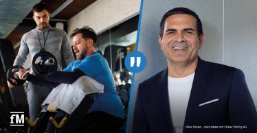 Betreuungssituation im Fitnessstudio mit Trainer und Trainierendem; rechts Porträt von Michael Antonopoulos