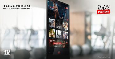 Interaktives TOUCH:BAY-Display mit Fitnessinhalten und Serviceangeboten in einem Fitnessstudio