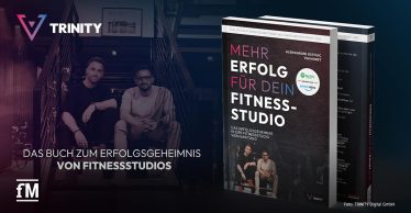 Tim Horst und Aleksander Ostojic sitzen auf einer Treppe und blicken in die Kamera. Daneben ist das Buch 'Mehr Erfolg für dein Fitnessstudio' abgebildet, das Tipps zur erfolgreichen Fitnessstudiobetreibung bietet
