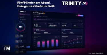 Dashboard von TRINITY OS mit Kennzahlen, Diagrammen und Studiomanagement-Funktionen auf einem Bildschirm