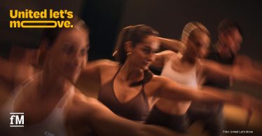 Gruppe beim gemeinsamen Fitnesstraining mit „United let’s move.“-Logo.