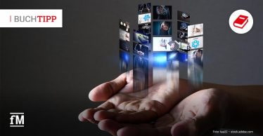 Im Vordergrund sind zwei nach oben geöffnete Hände aus leichter Untersicht zu sehen. Darüber schweben mehrere vertikal angeordnete, halbtransparente Bildkacheln mit Motiven wie Diagrammen, digitalen Schnittstellen und abstrakten Technologiesymbolen. Die Kacheln sind in mehreren Ebenen angeordnet und erzeugen eine räumliche Tiefe. Links oben steht „BUCHTIPP“, unten links ein fM-Logo, rechts oben ein rotes Buchsymbol. Der Hintergrund ist dunkel und kontrastiert mit den hell leuchtenden Bildflächen.