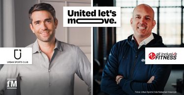 Zwei Männer (Benjamin Roth und Stephan Schulan) stehen nebeneinander, getrennt durch eine vertikale Linie; links trägt ein Mann ein graues Hemd, rechts ein Mann eine dunkle Sportjacke. Über ihnen steht der Schriftzug „United let's move.“. Links das Logo von Urban Sports Club, rechts das Logo von all inclusive FITNESS.