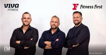 Drei Geschäftsführer von VIVA Fitness stehen mit verschränkten Armen vor hellem Hintergrund
