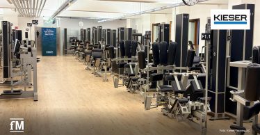 Trainingsfläche im Kieser-Training-Studio mit Reihen von Krafttrainingsgeräten für gezieltes Muskel- und Rückentraining