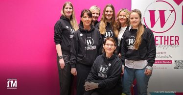 Sieben Frauen stehen nebeneinander und lächeln in die Kamera. Sie gehören zum Gründungsteam von WIFA Deutschland und symbolisieren den Start des neuen Vereins zur Stärkung, Förderung und gezielten Vernetzung von Frauen in der Fitness-, Gesundheits- und Sportbranche.