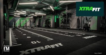 Große Trainingsfläche mit Functional-Trainingsbereich, Kraftgeräten, Racks und moderner Beleuchtung im neuen XTRAFIT Flagship-Studio in der Kölner Schildergasse.